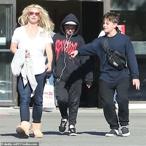 Why does this make me feel oddly emotional? Britney Spears hangs out with sons Sean and Jayden over Thanksgiving | Daily Mail Online