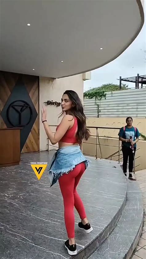 Slutty Actress Kiara Advani Swaying Her Sexy Ass