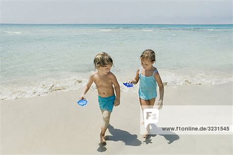 Junge Und Mädchen Spielen Am Strand Lizenzfreies Bild Bildagentur F1online 3231545 Free Hot