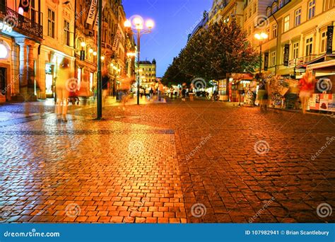 Calles De Praga En El Resplandor De Oro De La Noche De Las Luces De