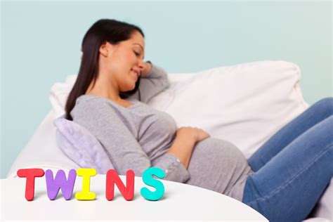 Jika anda salah seorang daripada ibu yang sedang mengandung anak kembar, tahniah!. Nak Bersalin Anak Kembar, Cara Normal Pun Boleh, Tapi ...