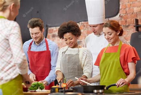 Concepto De Clase De Cocina Culinaria Comida Y Personas Feliz Grupo