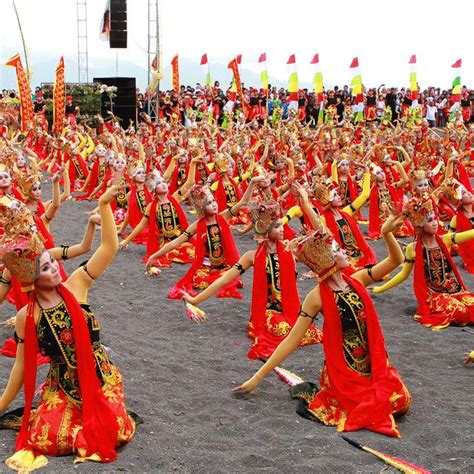 Dengan dibuatnya makalah seni musik ini , maka kami mempunyai tujuan sebagai berikut : Contoh Makalah Tari Tradisional Jawa Barat - Aneka Seni ...