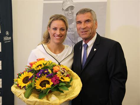 Hier heißt es regelmäßig grillen und chillen. DTB-Präsident Ulrich Klaus gratuliert Angelique Kerber in ...