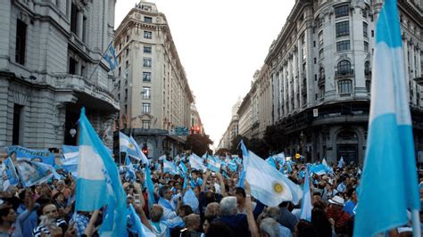 Argentina, officially the argentine republic, is a federal republic in the southern portion of south america. CRISE ARGENTINA PREJUDICA INDÚSTRIAS BRASILEIRAS - 1 ...