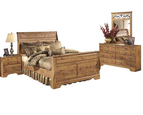 With the replicated pine grain covering the raised panel details perfectly complemented by the antique color hardware with brass color. Ashley Bittersweet 4 PC E King Sleigh Bedroom Set In Light ...