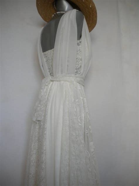 Du kannst dich über ein traumhaftes brautkleid freuen, das deine persönlichkeit an deinem großen tag perfekt zur. Hochzeitskleid Boho Strand Brautkleid Spitze Brautkleider ...