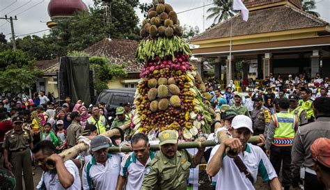 Foto Serunya Berebut Durian Di Festival Kedurenan Jombang Foto