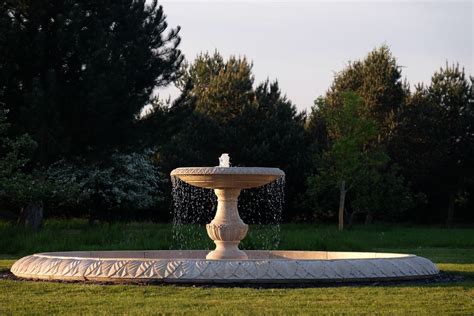 Grand Single Tier 4m Golden Marble Stone Water Fountain Feature