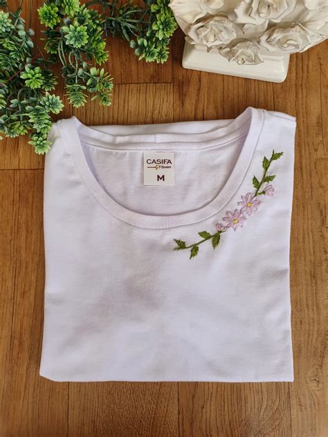 Camiseta Bordada à Mão Flores Lateral Casifa Tshirt