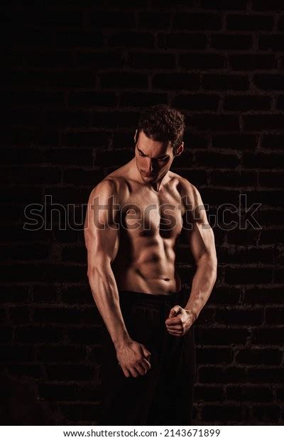 Torso Desnudo De Un Joven Apuesto Foto De Stock Shutterstock