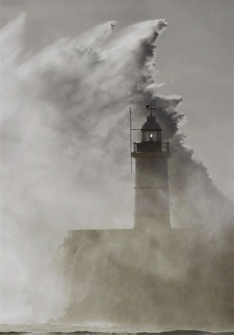 Great Britains Lashing Waves And Tides Lighthouse Pictures