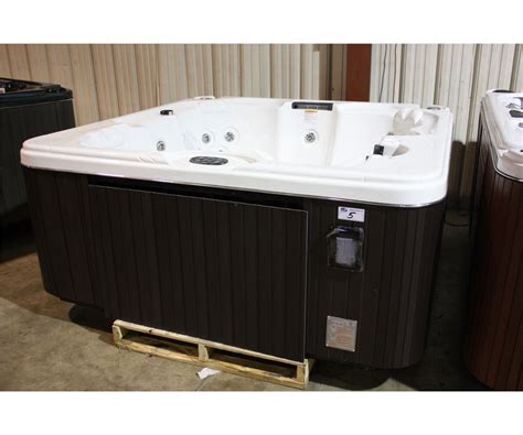 Cal Spas 7 5 Hot Tub With Snow White Interior And Smoke Exterior Comes With 30 Jets