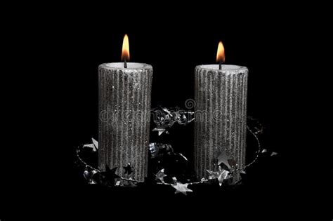 Alle zilveren kleur kaarsen online voor je op een online kaarsenpagina. Twee Kerstmis Zilveren Kaarsen Op De Zwarte Achtergrond ...