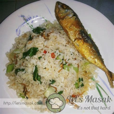 Kebanyakan pengunjung yang datang kemari pasti memesan nasi goreng. Nasi Goreng Ikan Rebus Recipe | LetsMasak