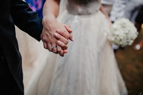 image libre main dans la main la mariée jeune marié ensemble relation mariage femme