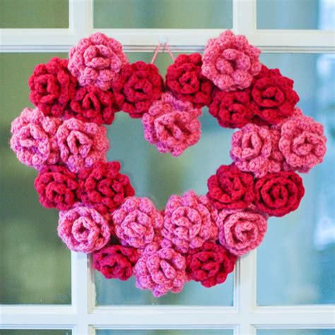 The quilted wall flower hanging pattern uses geometric shapes to create a floral display for your wall. Fiber Flux: Crochet Roses! 16 Free Crochet Patterns...