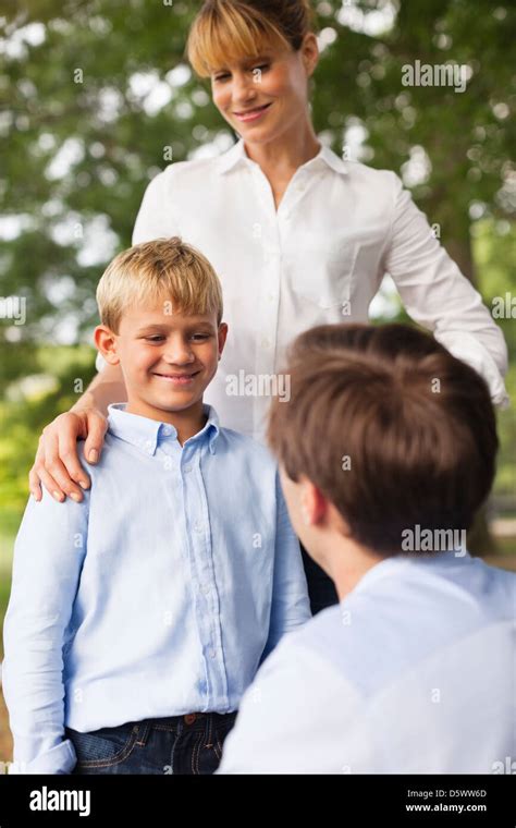 Padre Madre E Hijo Hablando Fotos E Imágenes De Stock Alamy
