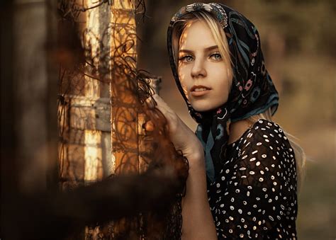 Ilya Baranov Mulheres Modelo Retrato Ao Ar Livre Olhando Para O