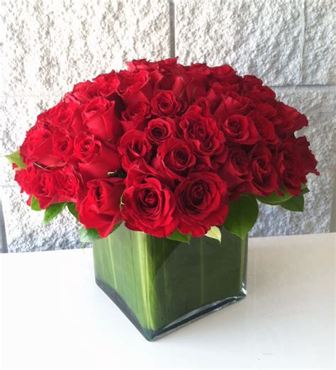 100 Roses In A Square Glass Vase My Beverly Hills Florist In Laredo