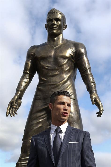 Ronaldo reportedly paid nearly $30,000 to have a wax statue of himself made that he could keep at home. Estatua De Cristiano Ronaldo Em Portugal