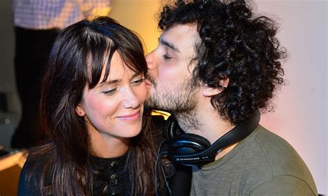 Kristen Wiig Gets A Kiss From Her Drummer Lover Fabrizio Moretti