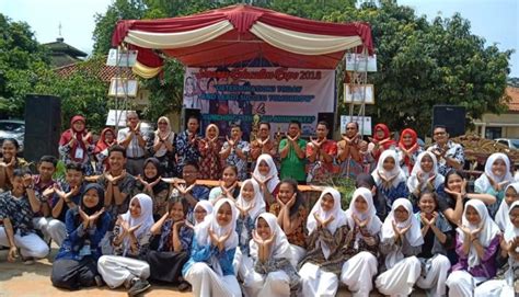 Panitia Education Expo 2018 Berfoto Bersama Siswa Sman 1 Cikarang Selatan Usai Acara