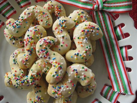 Place on wire rack with wax paper on counter to collect the dripping icing and sprinkles. Anisette Cookies | Anisette cookies, Italian anisette ...