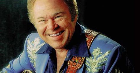 Country Icon And Hee Haw Host Roy Clark Dies At 85 Best Country Music