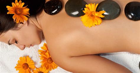10 Benefícios da massagem pedras quentes