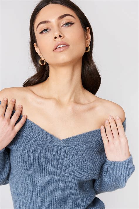 off shoulder v knitted sweater blue na kd