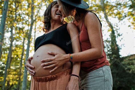 Un Primer Plano De Una Pareja Lesbiana Embarazada Haciendo Una Sesi N