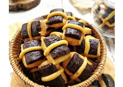 Bagi anda penggemar brownies kukus, kali ini kami sajikan salah satu variasi brownies yang dijamin akan menjadi favorit keluarga anda, brownies sandwich selimut coklat. Resep Kue Kering Coklat Keju Mudah dan Yummy!!!
