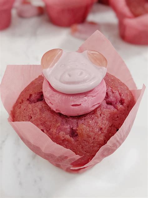 Marks and spencer kazan modelleri markanın her dönem ağırlıklı olarak tercih edilen modellerinin başında geliyor. People divided as M&S launches Percy Pig muffins ...