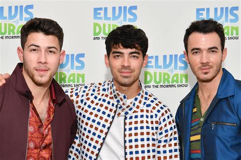 Jonas Brothers ‘happiness Begins Fans Gleefully Devour Bands First