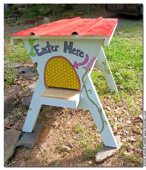 A top bar hive can be homemade out of whatever junk you have lying around or can find and bring home. Randy & Meg's Garden Paradise: New Kenya Top Bar Hive!