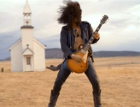 Music video by guns n' roses performing november rain. Imagen - Slash tocando en el video de November Rain.png ...