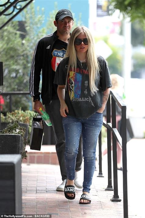 Avril Lavigne Rocks Metallica Tee On Shopping Outing With Billion Heir Beau