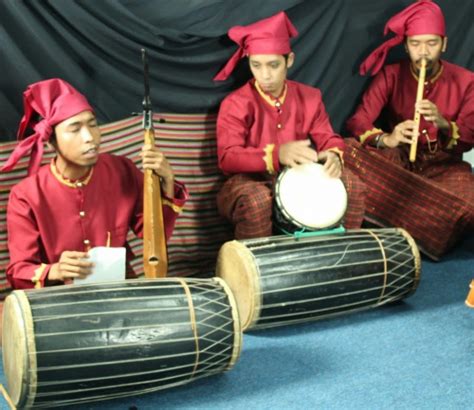 Suku betawi adalah salah satu suku bangsa di indonesia yang mayoritas penduduknya bertempat tinggal di jakarta. 5 Alat Musik Khas Bugis - Tak Terlihat