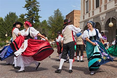 Italienischer Traditioneller Tanz Redaktionelles Bild Bild Von Tänzer