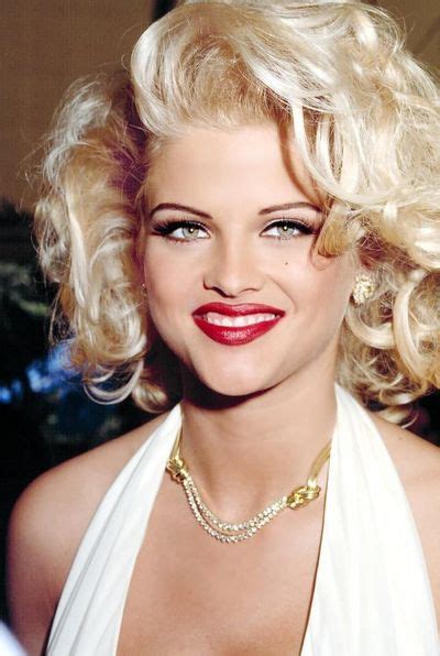 Anna Nicole Smith As Marilyn Monroe Publicist And Columnist Dianna Prince