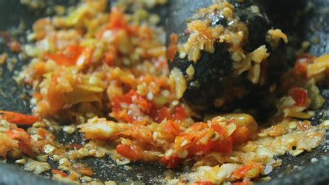 Surat undangan non resmi adalah surat undangan yang dibuat perseorangan atau kelompok untuk mengundang seseorang dalam kegiatan yang tidak formal seperti undangan pernikahan, undangan sehubungan dengan akan dilaksanakannya acara tahunan sekolah yakni pentas seni (pensi). Cara Membuat Sambal Bawang Pedas Enak - Pin Di Resep ...