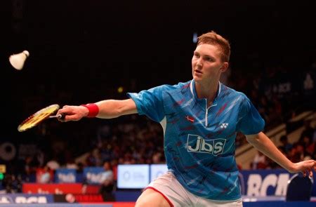 Your equipment sponsor and current racket model. Viktor AXELSEN Equipment | Racket & Shuttlecook - Badonavi