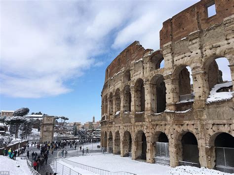Rome Is Blanketed By Snow After Arctic Storm Daily Mail