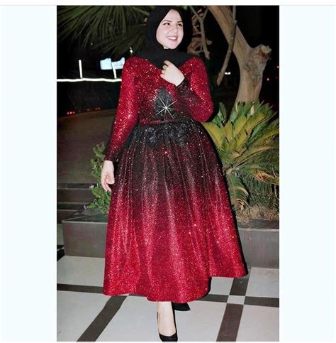 فستان خروج رائع وهو فستان طويل بأكمام طويلة ومنسدل على واسع كما أنه مصنوع من القماش الشيفون الناعم فى الكريب أيضا باللون الاسود والفستان عليه نقشات ناعمة. احدث فساتين سواريه للمحجبات , وااااو اطاله جديده لكل بنت محجبه - دموع جذابة