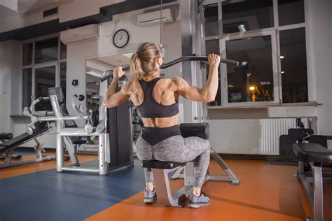 how to do a lat pulldown techniques benefits variations