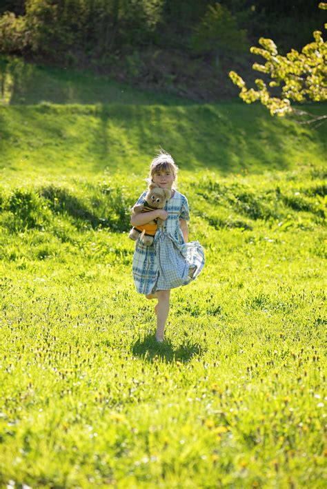 무료 이미지 나무 식물 소녀 들 목초지 대초원 햇빛 잎 꽃 운영 녹색 가을 어린이 인간의 야생화