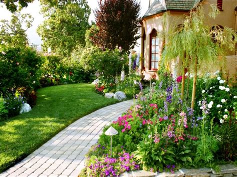 I'm not a garden designer but i design gardens—my own and sometimes my friends gardens. English Country Garden Landscape Design English Garden ...