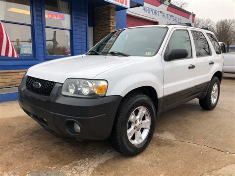 Hello my friends and welcome to automotive review channel. 2006 Ford Escape XLT