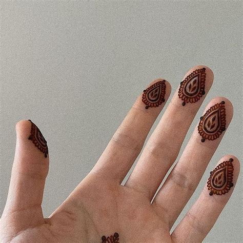Deia Siegmann On Instagram Minimalist Henna Design Picked Up The Tip Of Finger Design On